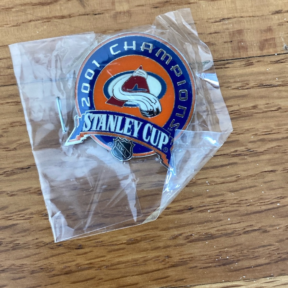 NEW 2001 Avalanche Stanley Cup victory pin; FREE VHS new series tape